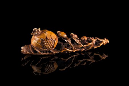 Ramo con melograno in avorio brunitoCina, secolo XIX-ENA stained ivory...