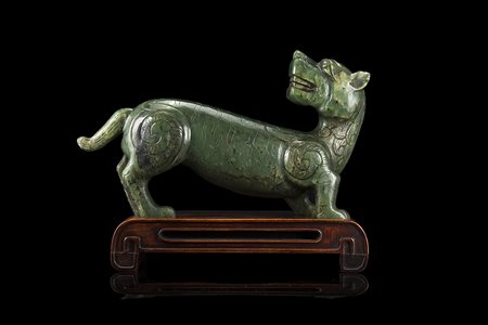 Leone in nefrite, con base in legnoCina, secolo XX( h. 18 cm.)-ENA nephrite...