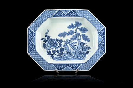 Vassoio bianco e blu ottagonale a decoro florealeCina, secolo XVIII(l. 38...
