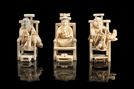 Tre netsuke in avorio di fumatori su sedie, con firmeGiappone, periodo Meiji...