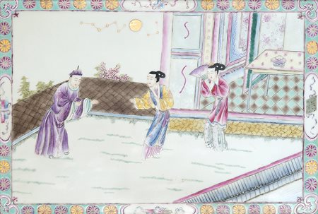 Placca in porcellana policroma decorata con dame e padiglioni, con...