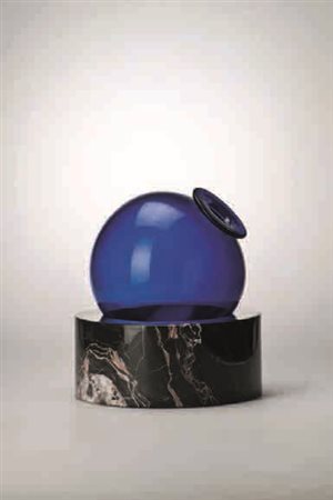 Ettore Sottsass Vaso “Luna” composizione di un vaso in vetro soffiato zaffiro...