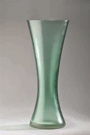Paolo Venini Grande vaso in vetro inciso color verde erba di forma svasata,...