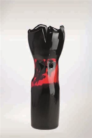 Toni Zuccheri Vaso della serie “Cartocci” in vetro nero e rosso di forma...