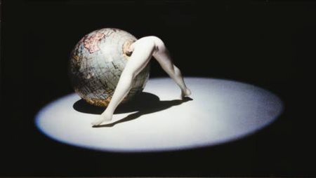 LAURIE SIMMONS New York 1949 BENDING GLOBE, 1991 cibachrome, cm 122x232....
