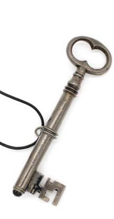 YOKO ONO Tokyo 1933 COLLANA “CHIAVE” IN ARGENTO con bagno di rodio nero,...