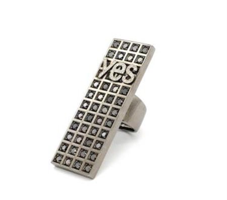 YOKO ONO Tokyo 1933 ANELLO “YES” IN ARGENTO con bagno di rodio nero e...