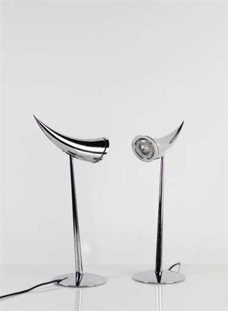 PHILIPPE STARK (1949) FLOS Coppia di lampade “Ara” con asta in acciaio e...
