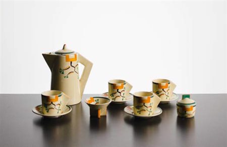 CLARICE CLIFF (1899-1972) Servizio della serie “Bizarre” a motivi geometrici...