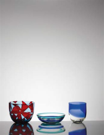 VENINI Vaso in vetro bicolore con decorazione nei toni del blu. Firma incisa:...