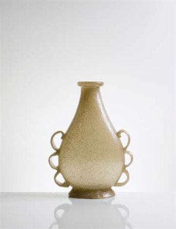 NAPOLEONE MARTINUZZI (1892-1977) Vaso in vetro pulegoso nei toni dell’oro....