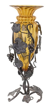 MURANO ITALIA1940 ca. VASO IN VETRO color ocra sorretto da una struttura in...