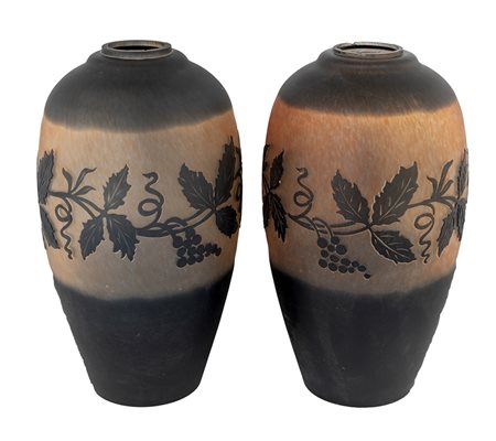 PRODUZIONE FRANCIA XX SECOLO COPPIA DI VASI in vetro a cammeo con decoro...