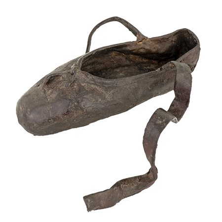 E. LAMAGNA SCULTURA in bronzo scarpetta da ballo, firmato a lato cm 24x10