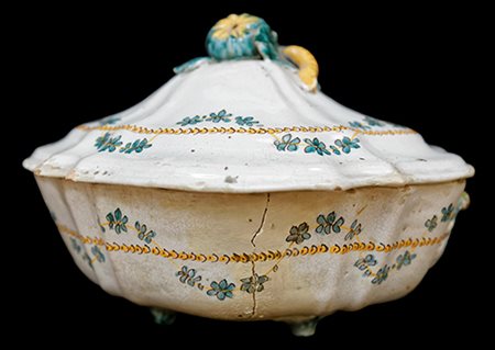 Savona, XVIII secolo Zuppiera polilobata Ceramica policroma 28x35x23 cm Il...
