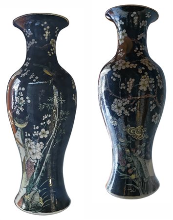 Cina, inizi del XX secolo Coppia di vasi a balaustro tipo Famille Noire,...