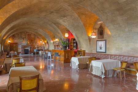 Manifattura siciliana (?), XX secolo Serie di panche a muro sorrette da...