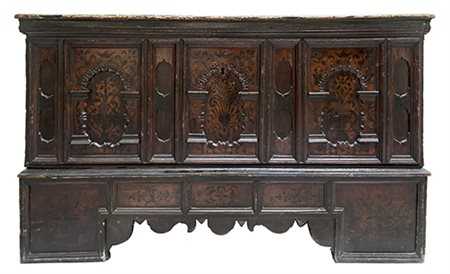 Manifattura tirolese, XIX secolo Cassone dotale in stile neogotico Legno di...