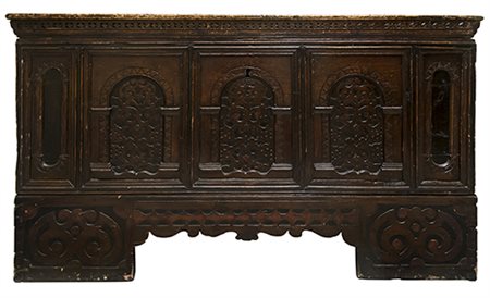 Manifattura tirolese, XIX secolo Cassone dotale in stile neogotico Legno di...