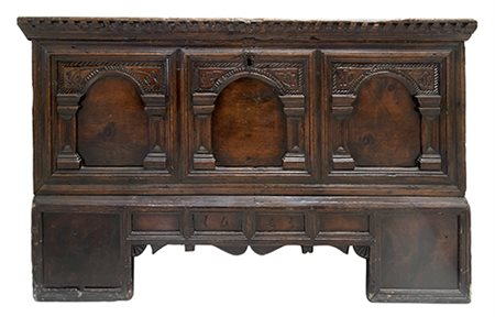 Manifattura tirolese, XIX secolo Cassone dotale in stile neogotico Legno di...