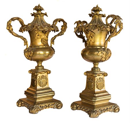 Manifattura italiana Coppia di vasi con coperchio in bronzo dorato Bronzo...