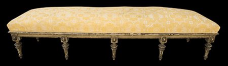 Manifattura meridionale, XIX secolo Panchetta bassa Legno intagliato, laccato...