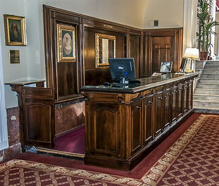 Manifattura siciliana, XX secolo Coppia di banconi da reception con pannelli...