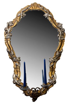 Produzione italiana, XX secolo Tre specchiere a due fiamme Legno intagliato a...