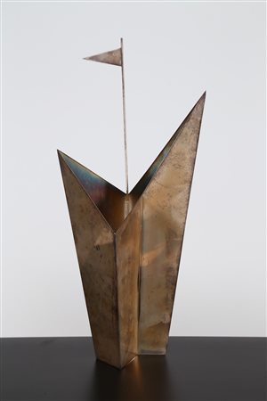 MENDINI ALESSANDRO (n. 1931) Vaso in argento. -. Cm 24,00 x 50,00 x 31,00....