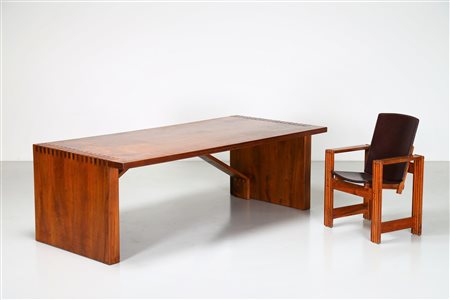 RIVADOSSI GIUSEPPE (n. 1935) Scrivania e poltrona in legno di noce. -. Cm...