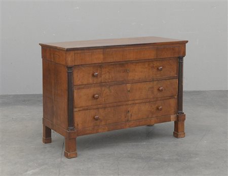 Comò Impero lastronato in noce con fronte a tre cassetti e mezzo e montanti a...