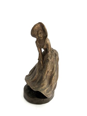 Scultura in bronzo raffigurante ragazza con cappello (h cm 27) (difetti)