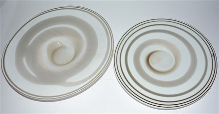 Lotto composto da due centrotavola tondi in vetro policromo nei toni del...