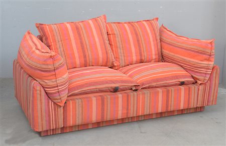 Divano imbottito con struttura in legno e metallo in tessuto a righe...