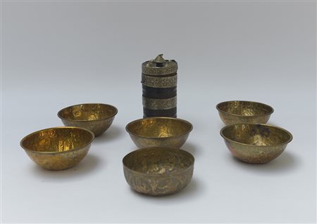 Manifattura orientale, lotto composto da sei ciotole in rame sbalzato ed un...