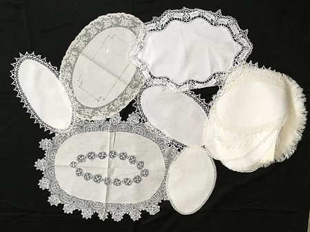 Lotto composto da numerosi centrini ovali in cotone decorati con pizzi al...