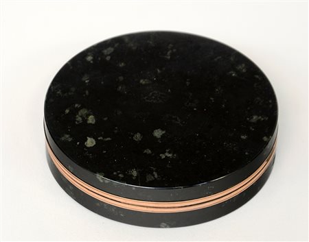 Tabacchiera decorata con pietra dura con ghiera in oro basso (d cm 8) (gravi...