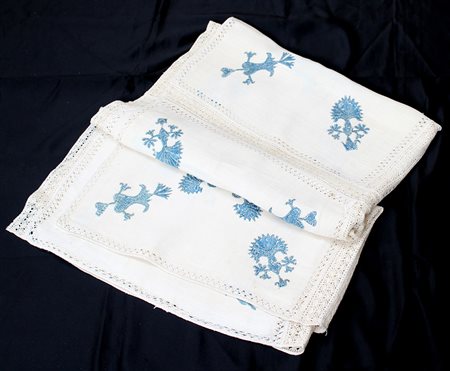 Tovaglia in lino operato, ricamata in seta azzurra a motivi medievali e...
