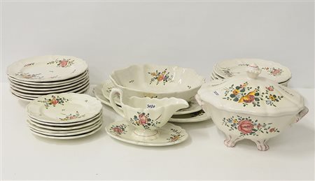 Manifattura di Deruta, servizio da tavola in ceramica a decoro floreale...