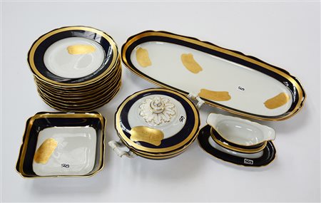 Servizio di piatti composto da 11 piatti piani, un vassoio, una zuppiera, una...