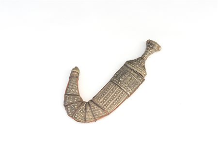 Jambiya yemenita con ricco fodero ricoperto di lamina di metallo argentato,...