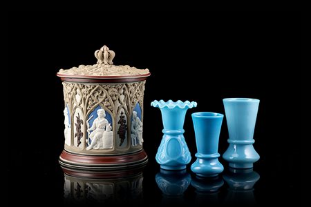 Manifatture diverse. Lotto composto da tre vasetti in opaline e una scatola...