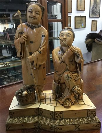 Gruppo in avorio raffigurante contadini con cesto di frutta e suonatore di...