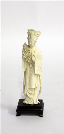 Scultura in avorio raffigurante dama dalle lunghe vesti, base in legno (h cm...