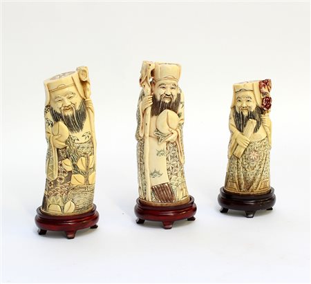 Tre okimono in avorio raffiguranti il Saggio Shoulao, dettagli a colori, basi...