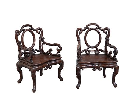 Coppia di poltrone in legno con schienale e braccioli mossi (difetti e...