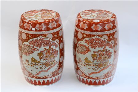 Coppia di sedili da giardino decorati in rosso ferro con dorature (h. cm...