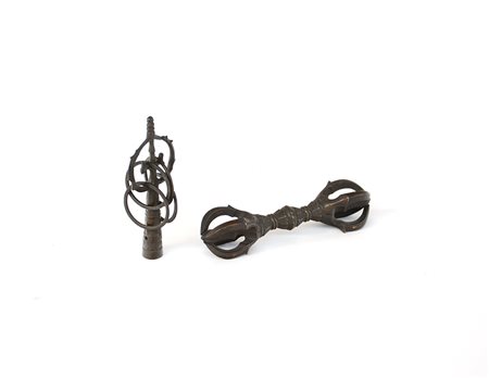 Vajra ed elemento decorativo in bronzo con anelli. Manifattura orientale,...