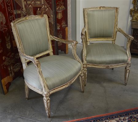 Coppia di poltrone in legno laccato e dorato con schienale di forma...