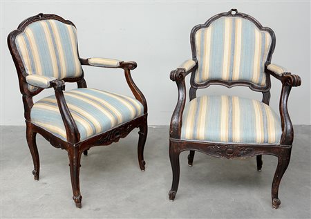 Due poltrone in noce con schienale, braccioli e montanti sagomati ed...